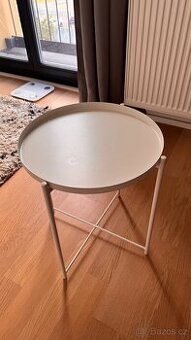 bílý odkládací stolek GLADOM (IKEA)
