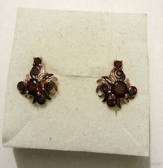 Stříbrné náušnice s přírodními granáty