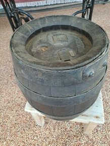Starožitný dřevěný pivní soudek