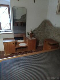 Skříňka se zrcadlem