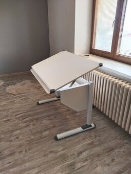 Rostoucí psací stůl