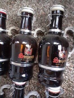 Skleněná láhev s hliníkovým uchem