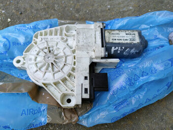 Motor stahování okna pravých předních dveří 8K0959802