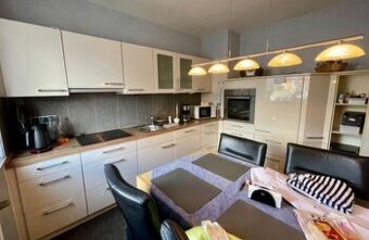 Moderní lesklá linka s vestavěnými spotřebiči,6575