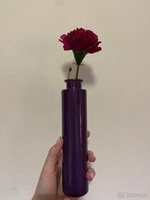 Fialová váza s květinou