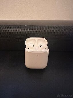 AirPods 2 s bezdrátovým nabíjecím pouzdrem