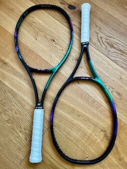 2x nové a identické Yonex Vcore Pro 97D (2021)