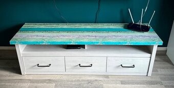 Stolek pod TV