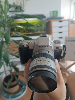 Analogový fotoaparát Pentax, zrcadlovka