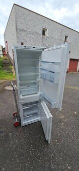 Vestavná lednice Bosch KIS86AF30 – perfektní stav