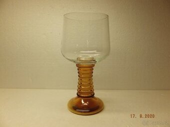 Obrovská ambrová číše, brus hrdla, obsah 1060 ml.