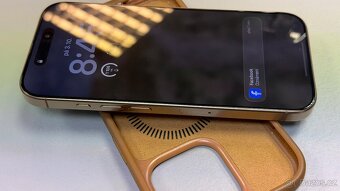 Apple iPhone 16 Pro 256 GB pouštní titan parádní stav