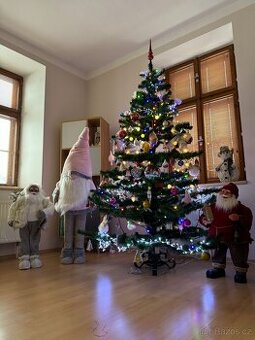 Umělý vánoční strom + dekorace, světýlka a stojan