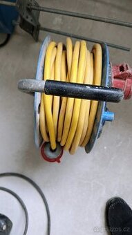 Prodlužovací kabel na bubnu 400V venkovní