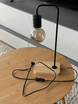 Stolní lampa IKEA TVÄRHAND s žárovkou