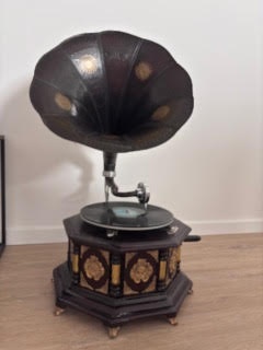 gramofon s mosadznou trubou