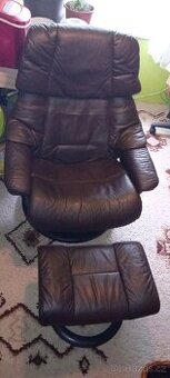 Otočné polohovací kožené křeslo s bobíkem