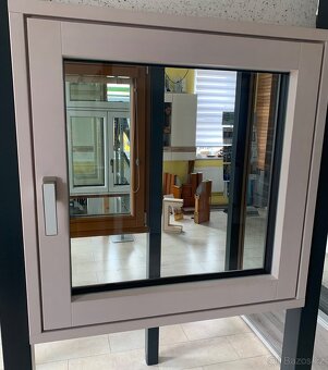 Dřevohlinikové okno + žaluzie