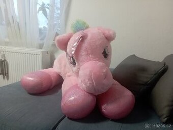 Nádherný obrovský jednorožec