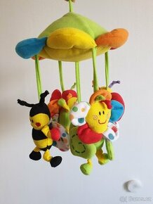 Závěsná hračka nad dětskou postylku