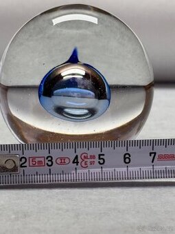 Skleněné těžítko s modrým středem ve tvaru bubliny