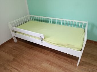 Dětská dřevěná postel