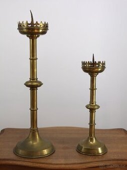 Párové neogotické svícny z mosazi