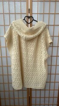 Pletená vesta s kapuci