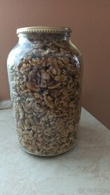 4 litrová sklenice vyloupaných vlašských ořechů - 1