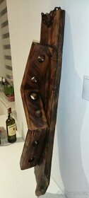 Nástěnný dřevěný stojan na víno