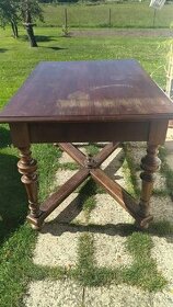 Dřevěný stůl