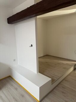 NOVĚ ZREKONSTRUOVANÝ PODKROVNÍ BYT 3+KK NA NÁMĚSTÍ VE CHVALŠ