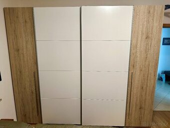 Prodám prostornou a zachovalou šatní skříň 267 × 226 × 61 cm