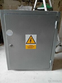 Prodám starší elektroměrovou skříň