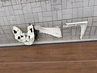 Prodám přední plasty se světly na peugeot satelis 125 - 1