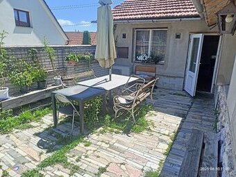 Stavebni pozemek s rekreacnim domkem