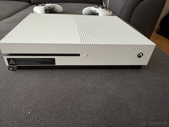 Prodám Xbox one s ( 500gb ) + 2 ovladače + několik her