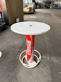 Banketové stolky Pepsi a Coca-Cola