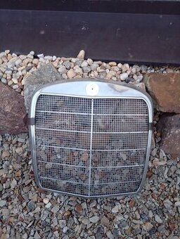 Chromovaná maska, mřížka, gril Mercedes Benz 110.