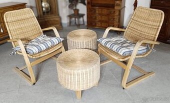Sada dvou ratanových křesílek a dvou taburetů.
