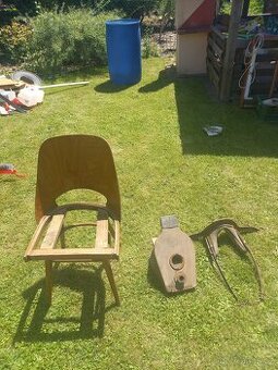 Židle, měch a chomout