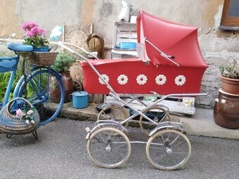 Retro krásný kočárek Liberta