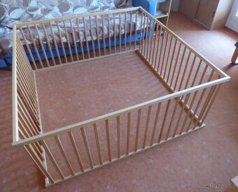 Dřevěná dětská ohrádka