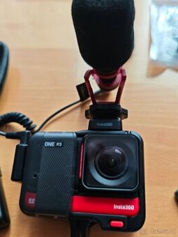 Akční kamera Insta 360 One RS + mikrofon Comica cvm