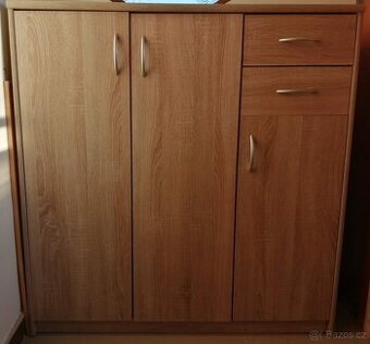 Sada nábytku - komoda, šatní skříň a věšák