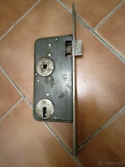 Velký zadlabací zámek - bez klíče.