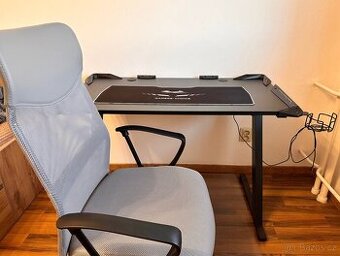 Herní set: stůl, židle – TOP stav