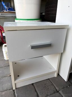 Noční stolek bílý