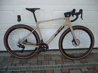 Nový karbonový gravel KTM gravelator 2026 s karbon koly