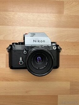 Nikon F2 a objektiv